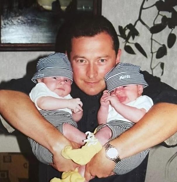 Dariusz Zdrójkowski z synami Adamem i Jakubem Zdrójkowskimi, ukazujący więzi rodzinne.