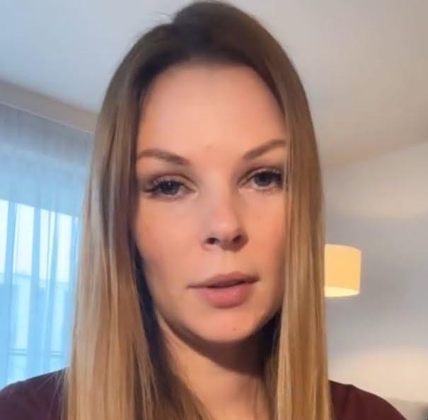 Małgorzata Tomaszewska w pracy, w przyjaznej atmosferze studia telewizyjnego.