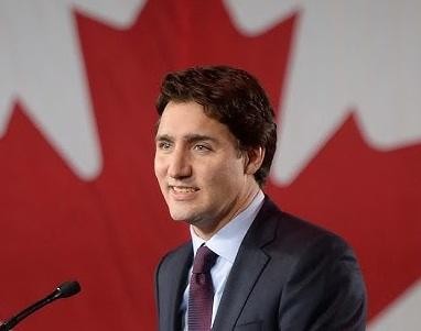 Justin Trudeau rozmawia z Kanadyjczykami w przestrzeni publicznej.