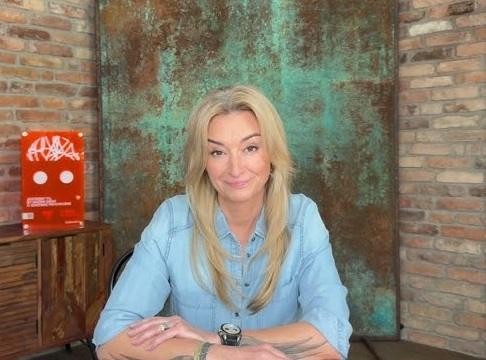 Martyna Wojciechowska podczas wyprawy, pokonująca trudny teren.