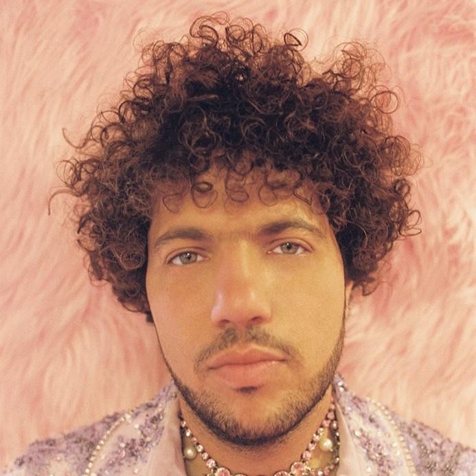Benny Blanco pracujący w studiu nagraniowym, skoncentrowany na procesie twórczym przy konsoli mikserskiej.