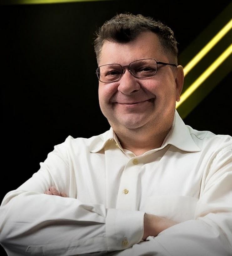 Zbigniew Stonoga przeglądający dokumenty, symbol jego działalności jako aktywisty i przedsiębiorcy.