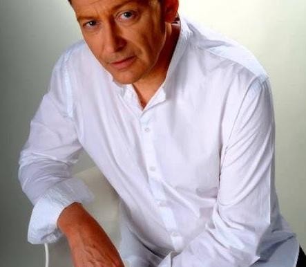 Jacek Borkowski w domowym zaciszu, przygotowujący posiłek.