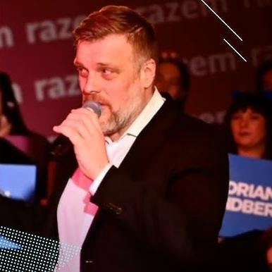 Adrian Zandberg w gronie rodziny, uchwycony w naturalnej, domowej atmosferze.