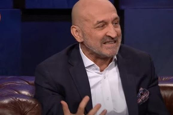 Kazimierz Marcinkiewicz podczas negocjacji lub ważnej debaty politycznej.