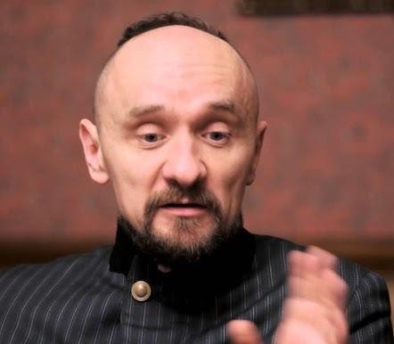 Portret Jana Klaty, polskiego reżysera teatralnego, podczas pracy lub w artystycznej pozie.