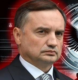 Sala sądowa z drewnianym młotkiem na biurku i polską flagą w tle.
