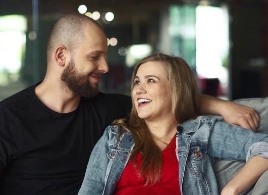 Maciej Pela w swobodnej, naturalnej pozie, sugerującej jego życie prywatne poza sceną.