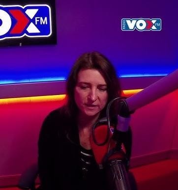 Renata Dąbkowska śpiewająca na scenie podczas występu.