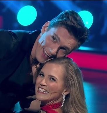 Agnieszka Kaczorowska w studio, polska aktorka i tancerka.