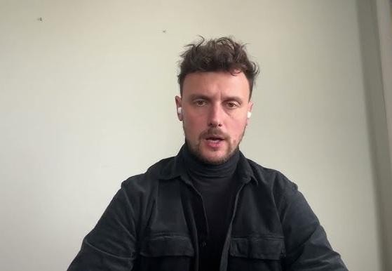 Neurochirurg Łukasz Grabarczyk podczas pracy w ukraińskim szpitalu wojenny.