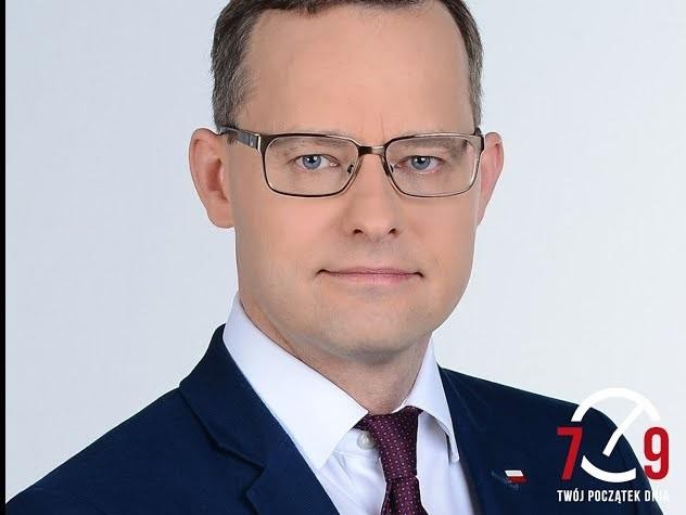 Marcin Romanowski pracujący przy dokumentach w Ministerstwie Sprawiedliwości