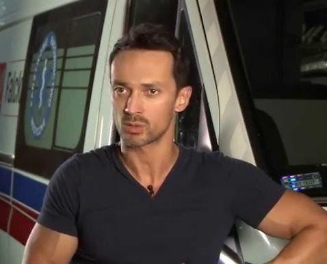 Rafał Cieszyński podczas pracy na planie filmowym lub telewizyjnym, uchwycony w autentycznym momencie.