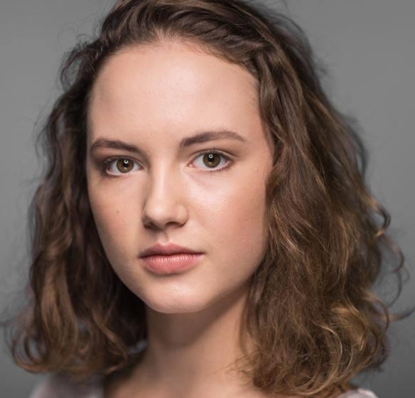 Martyna Byczkowska na planie serialu, przygotowująca się do sceny.