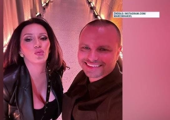 Marcin Hakiel wykonuje dynamiczny ruch taneczny w profesjonalnym studiu, z widoczną pasją i skupieniem.