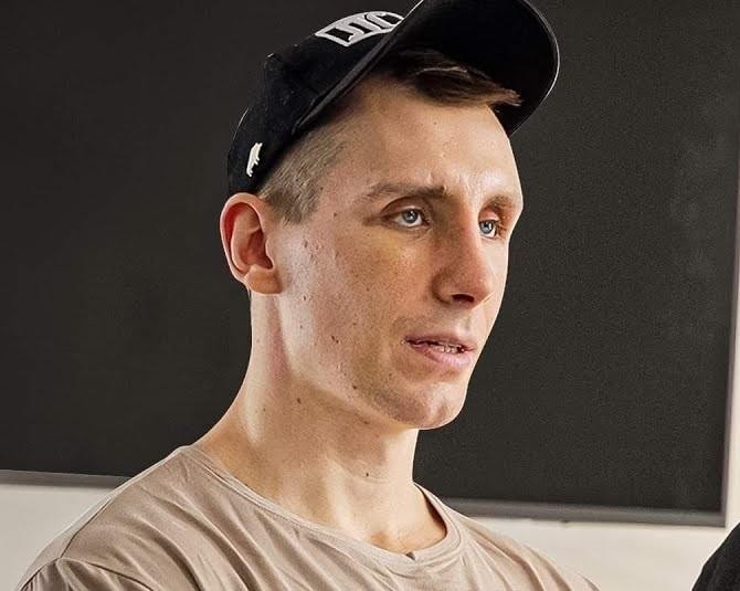 Michał Owczarzak (Owca WK) wykonujący ciężki martwy ciąg w siłowni, demonstrujący siłę i determinację.
