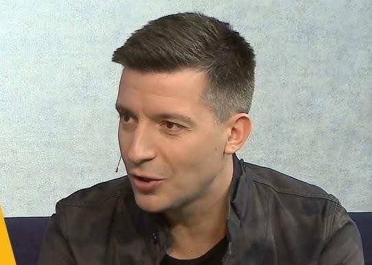 Michał Cessanis podczas autentycznej podróży, w interakcji z lokalną społecznością lub zgłębiający mapę.