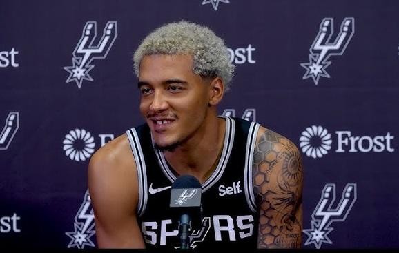 Jeremy Sochan, polsko-amerykański koszykarz San Antonio Spurs, w zbliżeniu.