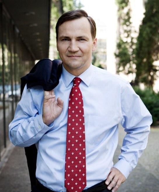 Radosław Sikorski podczas wystąpienia w parlamencie lub na konferencji prasowej, w trakcie aktywnej debaty politycznej.