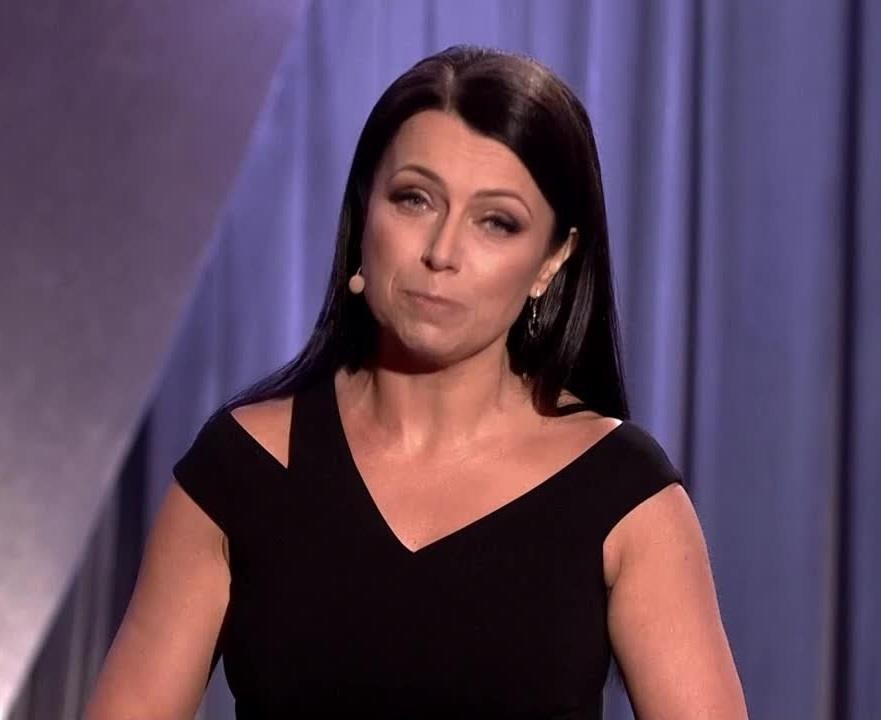 Adrianna Borek w trakcie występu kabaretowego, ukazująca swoje charakterystyczne umiejętności aktorskie.