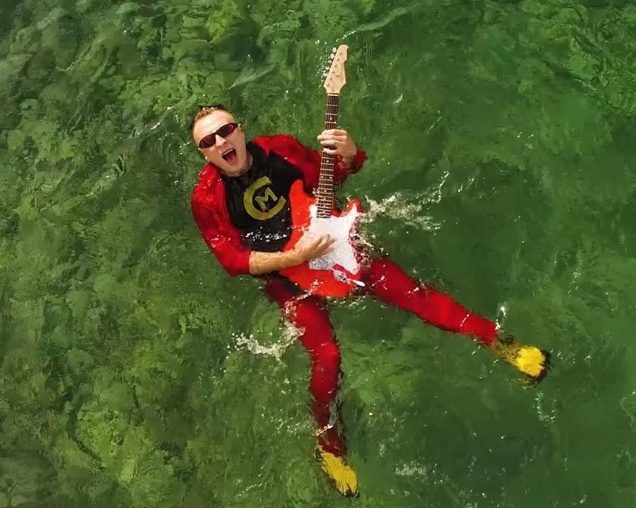 Czadoman (Paweł Dudek) w studiu nagraniowym, skupiony podczas pracy nad muzyką.