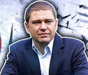 Piotr Szumlewicz przemawiający na wiecu związkowym.