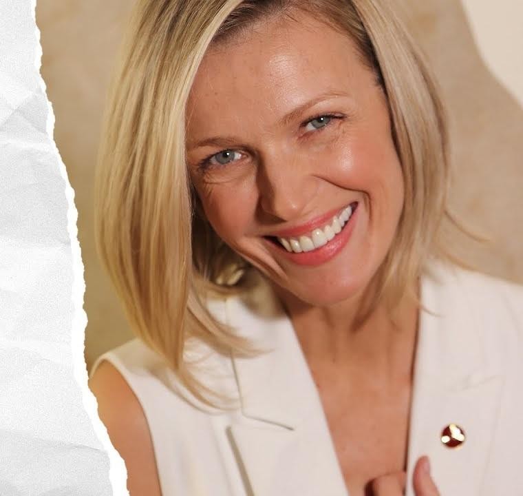 Magda Mołek w swobodnej, domowej scenerii, czytająca książkę.