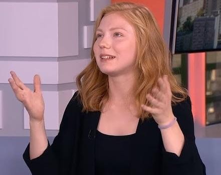 Kadr z filmu lub spektaklu z udziałem Edyty Torhan, ukazujący emocjonalną scenę.