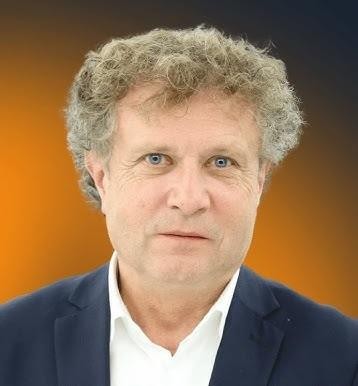 Symboliczne przedstawienie kariery Jacka Karnowskiego: prezydent Sopotu, poseł na Sejm i sekretarz stanu w ministerstwie, ukazujące wszechstronność jego działalności publicznej.