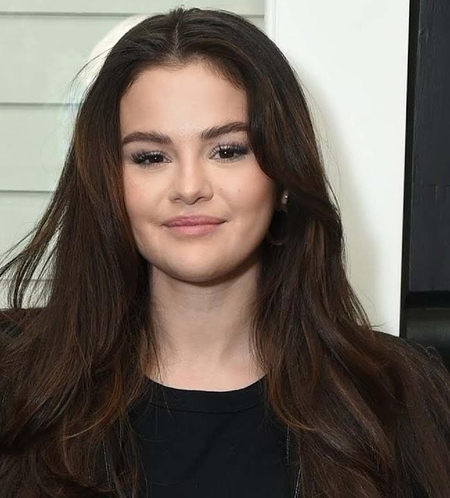 Selena Gomez podczas pracy nad produkcją filmową lub muzyczną, uchwycona w autentycznym, profesjonalnym momencie.