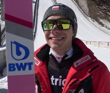 Jakub Wolny przed skokiem na skoczni