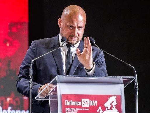 Symboliczne połączenie medycyny i prawa - podręczniki lekarskie i kodeksy prawne.